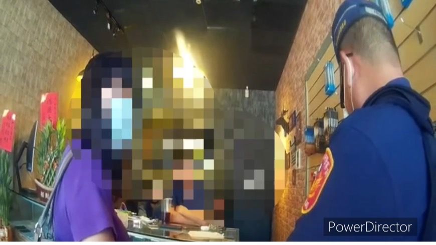 ▲苓雅分局三多所轄區一家通訊行因新舊手機資料無法轉換又未退訂金，遭消費者吳女提告詐欺。（圖／記者郭凱杰翻攝）