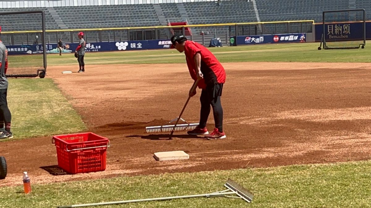 ▲味全龍總教練葉君璋親自整理球場(圖/記者簡名杉攝)