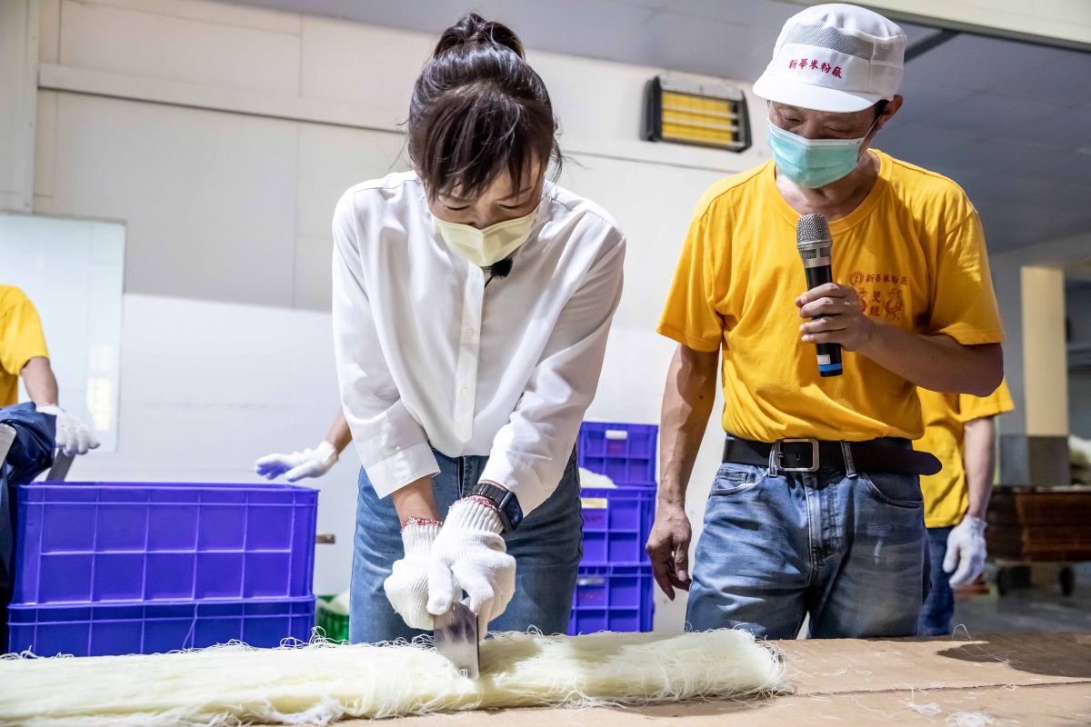 ▲沈慧虹前往米粉寮「新華米粉廠」參觀，從攪拌成型、切米粉、批米粉到曬米粉，完整體驗米粉製程。（圖／沈慧虹辦公室提供）