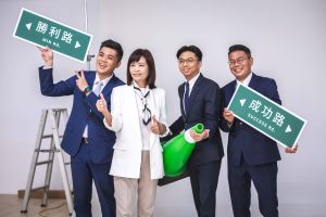 沈慧虹 劉康彥 陳建名 ▲沈慧虹與黨籍議員劉康彥、陳建名等人拍攝定裝照。(圖/沈慧虹辦公室提供)