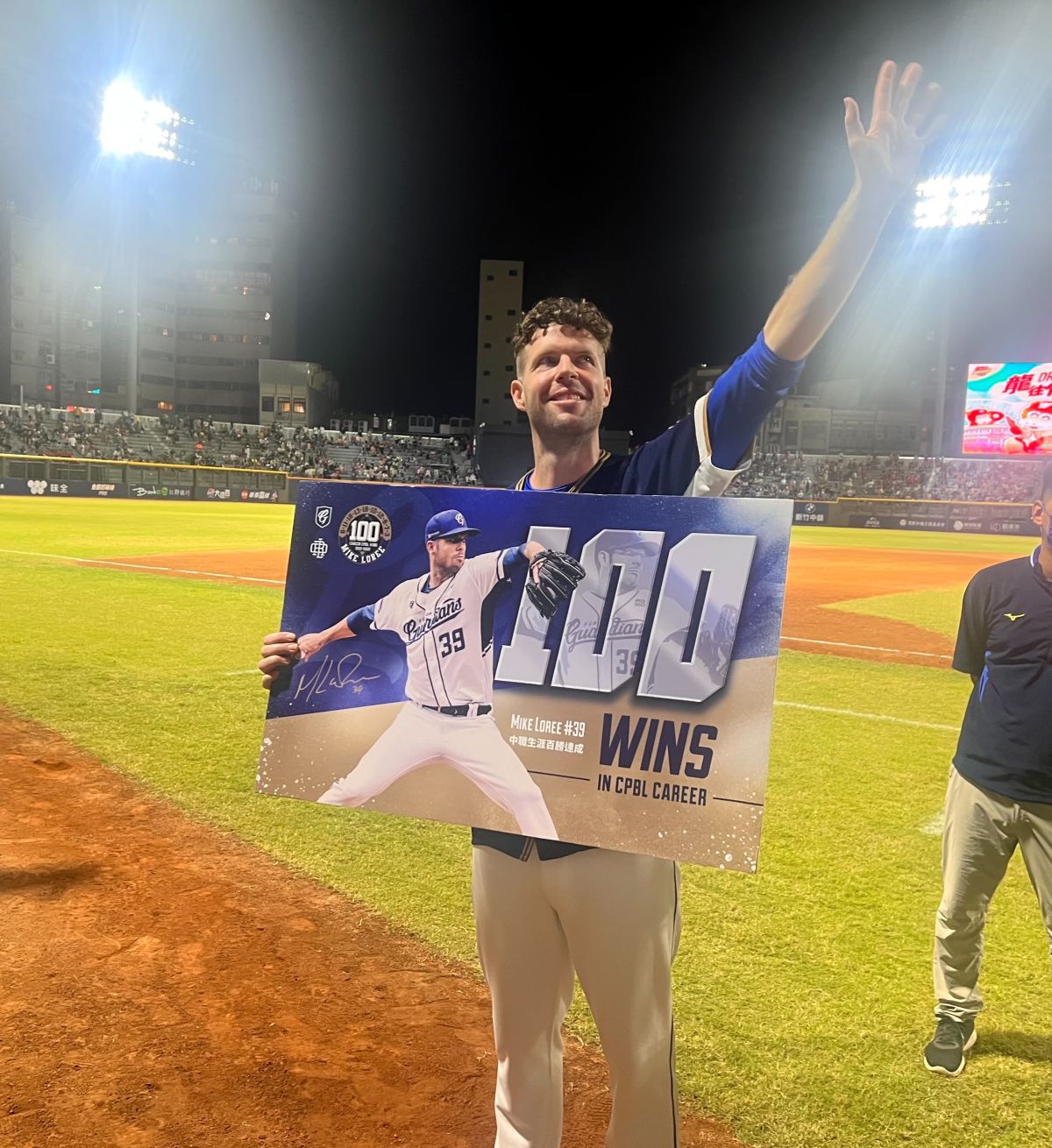 ▲悍將洋投羅力今晚拿下生涯百勝(圖/記者簡名杉攝)