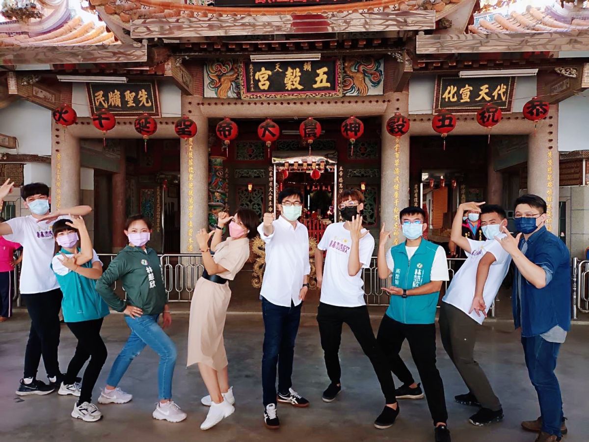 ▲市長陳其邁、立法委員邱議瑩一同前往美濃輔天五穀宮參拜時應市議員參選人林慧欣及其年輕的服務團隊邀請擺出近期很熱門的「JOJO立」姿勢來拍照。(圖／市議員參選人林慧欣提供）