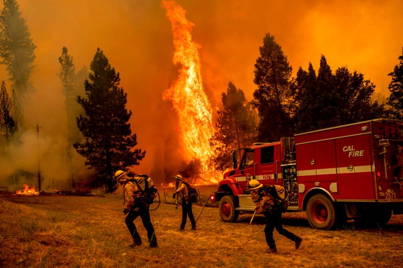 ▲位於美國西部加州優勝美地公園附近發生野火，超過6000名居民被迫疏散，當局也加派400多名消防員投入救災。（圖／美聯社／達志影像）