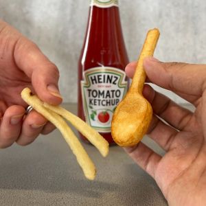 ▲番茄醬公司Heinz將平時常見的細長薯條，改成湯匙造型。（圖／推特帳號HeinzUK）