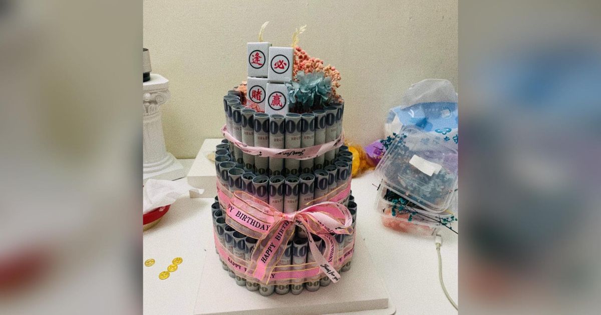 ▲有網友花了8萬5千元，自製出「絕美藍海」三層蛋糕要送給長輩。（圖／翻攝《爆廢公社二館》）