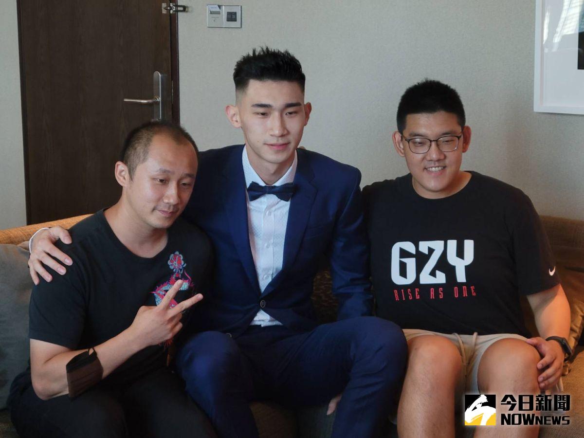 ▲馬建豪以CBA榜眼之姿加盟江蘇，確定中選之後也和經紀人及體能訓練師合照。（圖／黃建霖攝）