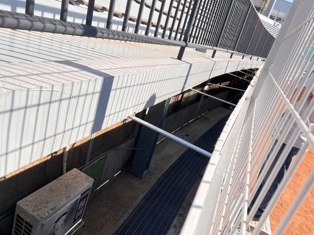 ▲新竹球場的牛棚及觀眾席中間藏有民宅(圖/記者簡名杉攝)