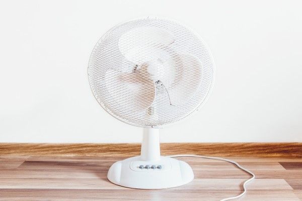 ▲黃軒醫師建議，將電風扇對著天花板吹，可以讓堆積的熱空氣散開，房間內的溫度才會平衡。（示意圖／取自pixabay）