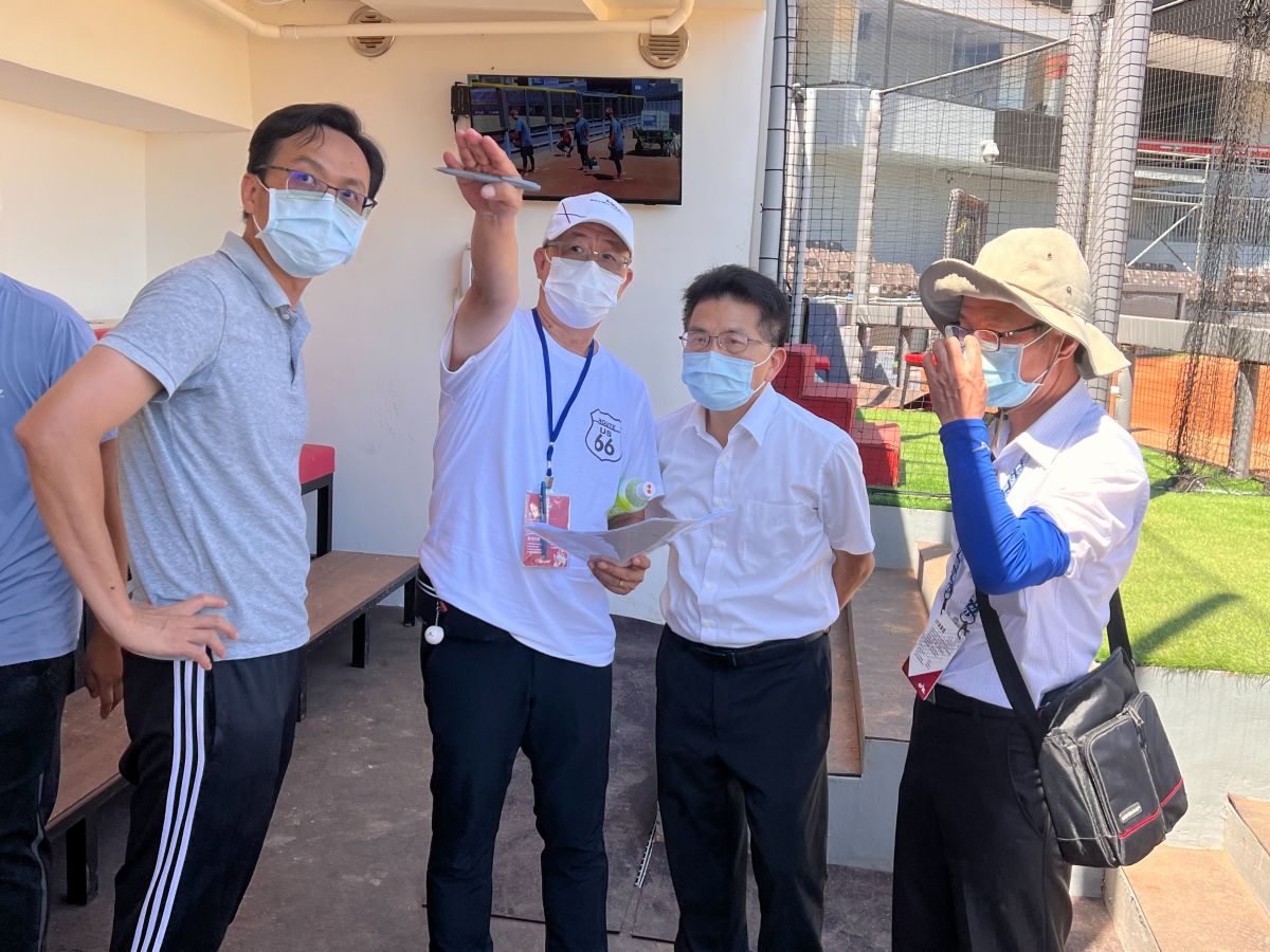 ▲新竹戰延賽後，代理市長陳章賢與市府、球團人員場勘(圖/記者簡名杉攝)
