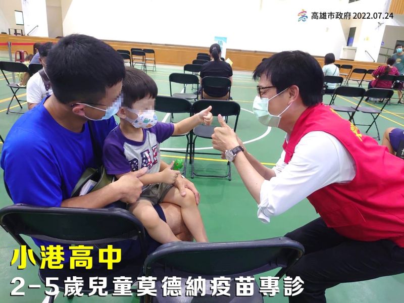 ▲市長陳其邁今天上午前往小港高中疫苗接種站關心幼兒接種情形。（圖／高市府提供）