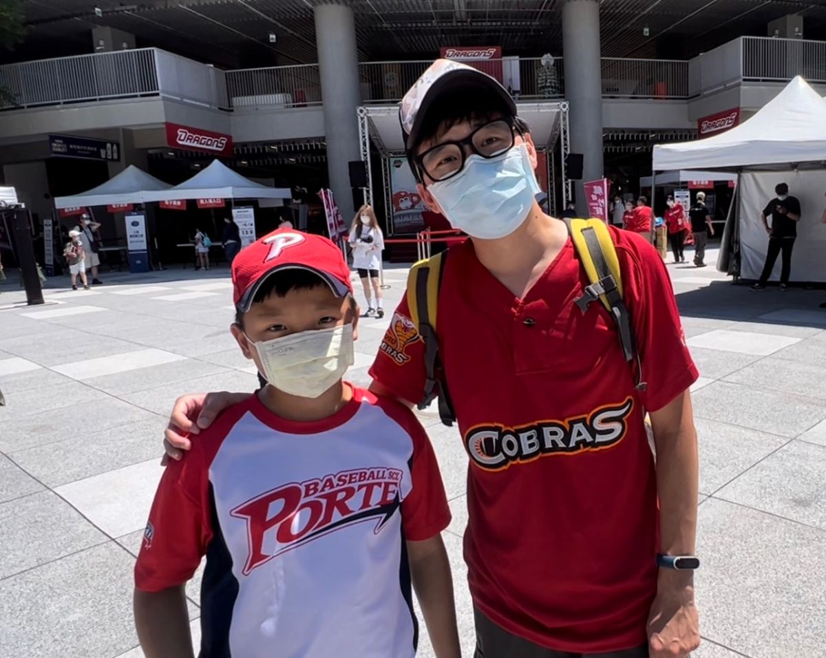 ▲特地從台北南下看球的古先生與兒子(圖/記者簡名杉攝)