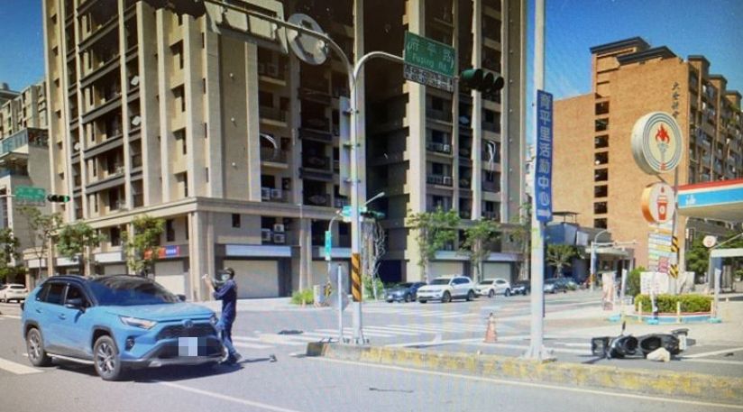 ▲台南市警三分局偵查隊藍姓小隊長，今（24）日下午騎車到安平區查案，不幸於府平路和育平路口與一輛轎車發生車禍，藍員當場鮮血直流，送醫後宣告不治。（圖／翻攝畫面）