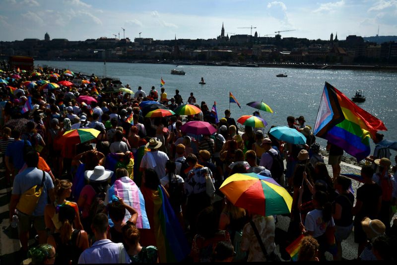 ▲匈牙利一項普遍公認具歧視性的法律通過1年後，數以千計民眾今天聚集首都布達佩斯街頭，捍衛LGBTQ（同性戀、雙性戀、跨性別及酷兒）群體的權利。（圖／美聯社／達志影像）