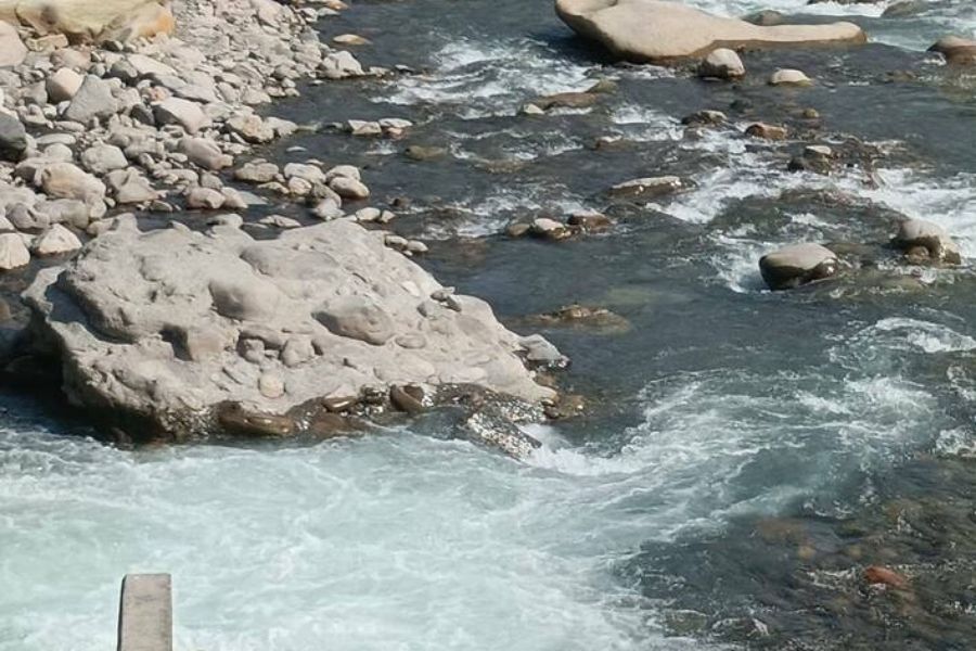 ▲南投北港溪今（24）日下午發生一起溺水意外，一位60多歲李姓男子，在溪邊釣魚時，疑似一時不慎失足墜溪，被警消人救起時已經明顯死亡。（圖／翻攝畫面）