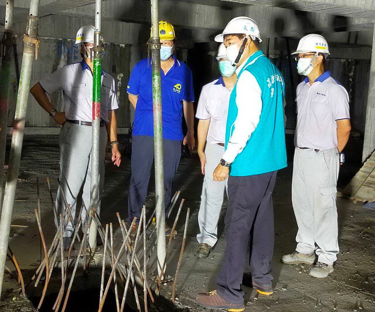 ▲高雄市政府勞工局局長周登春利用假日突襲檢查3大醫院新建工程。(圖／記者黃守作攝，2022.07.24)