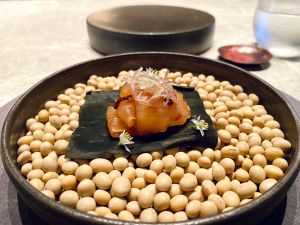 板前直火對決!無菜單「燒鳥狂想曲」:2.5分鐘全雞拆解 ▲生雞肉|昆布|韭菜|醬油麴|煙燻茶油。(圖/記者蕭涵云攝)