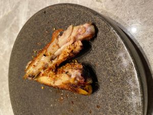 板前直火對決!無菜單「燒鳥狂想曲」:2.5分鐘全雞拆解 ▲醬烤雞翅連撒上的七味粉都是自製。(圖/記者蕭涵云攝)