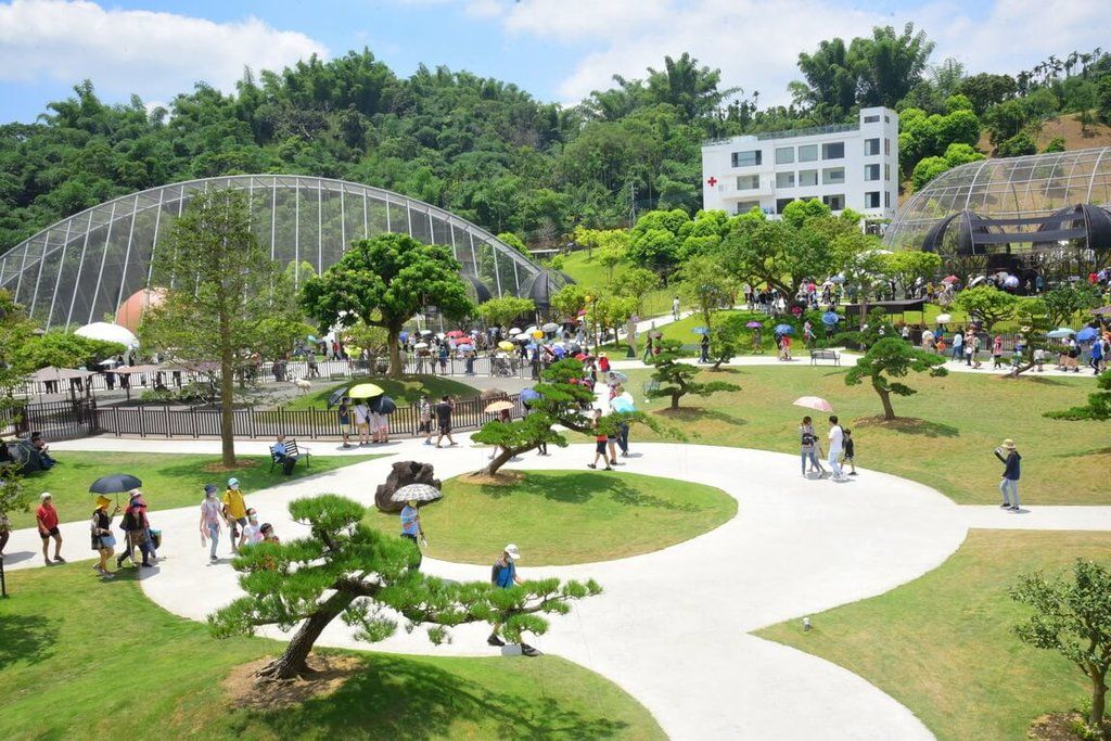 ▲南投縣草屯鎮「九九峰動物樂園」24日辦理園區剪綵儀式，吸引超過5000名遊客參觀，地方政要出席慶賀，場面熱鬧。（圖／南投縣政府提供 中央社記者蕭博陽南投縣傳真 111年7月24日）