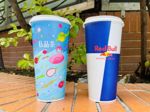 ▲全家推出夏季隱藏版特調「能量仙女紅茶」，搭配限定杯款，雙面杯身結合火龍果與Red Bull元素。（圖／業者提供）