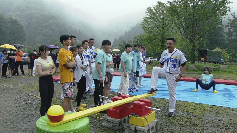 職棒教父黃忠義挑戰遊戲 阿翔遭直球砸臉倒地