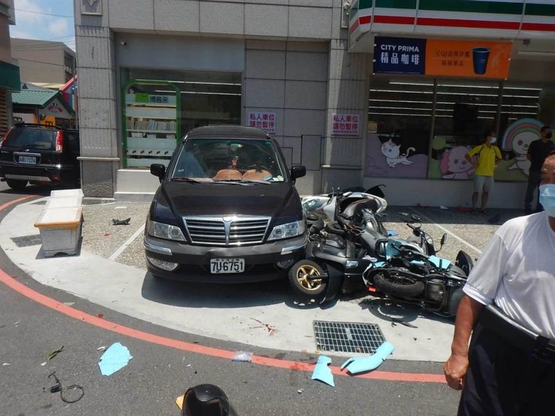 ▲台中市大雅區發生7車連撞車禍，2騎士受傷送醫。（圖／翻攝畫面）