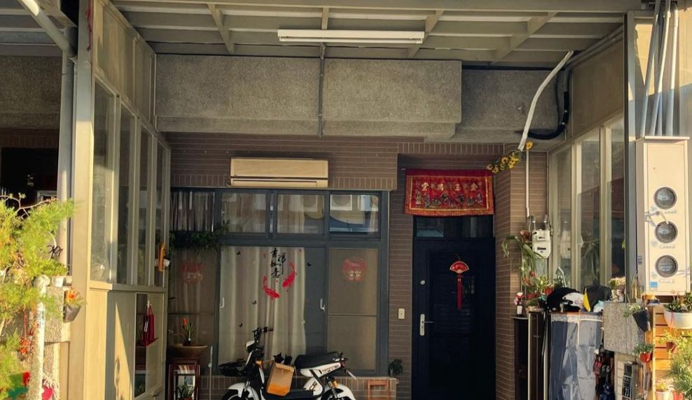 ▲這一戶人家將騎樓當成車庫，一台冷氣就這樣裝在牆壁上，並對著戶外吹，也吸引1.3萬人按讚。（圖／翻攝自臉書社團《路上觀察學院》）
