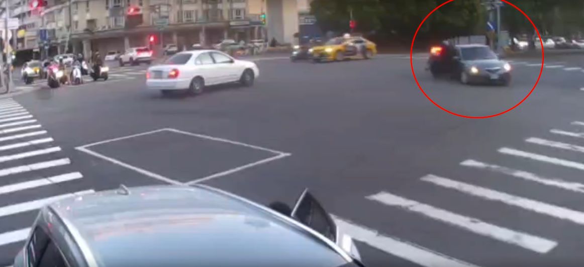 ▲台中建國北路24日晚間發生一起車禍！重機騎士高速經過路口，因閃避不及撞上左轉車。（圖／記者爆料網）