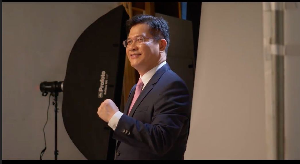 ▲民進黨新北市長參選人林佳龍拍定裝照。（圖／林佳龍競選總部提供）