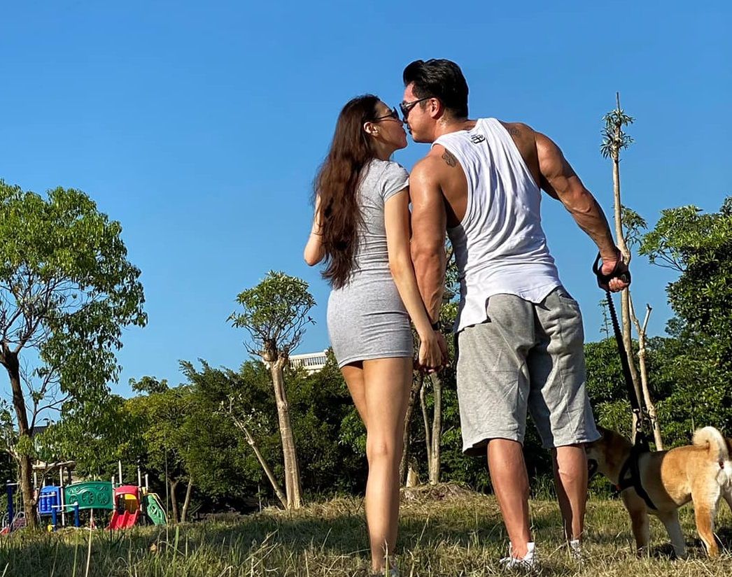 ▲李沛旭一邊遛狗，一邊熱吻老婆，非常甜蜜。（圖／李沛旭FB）