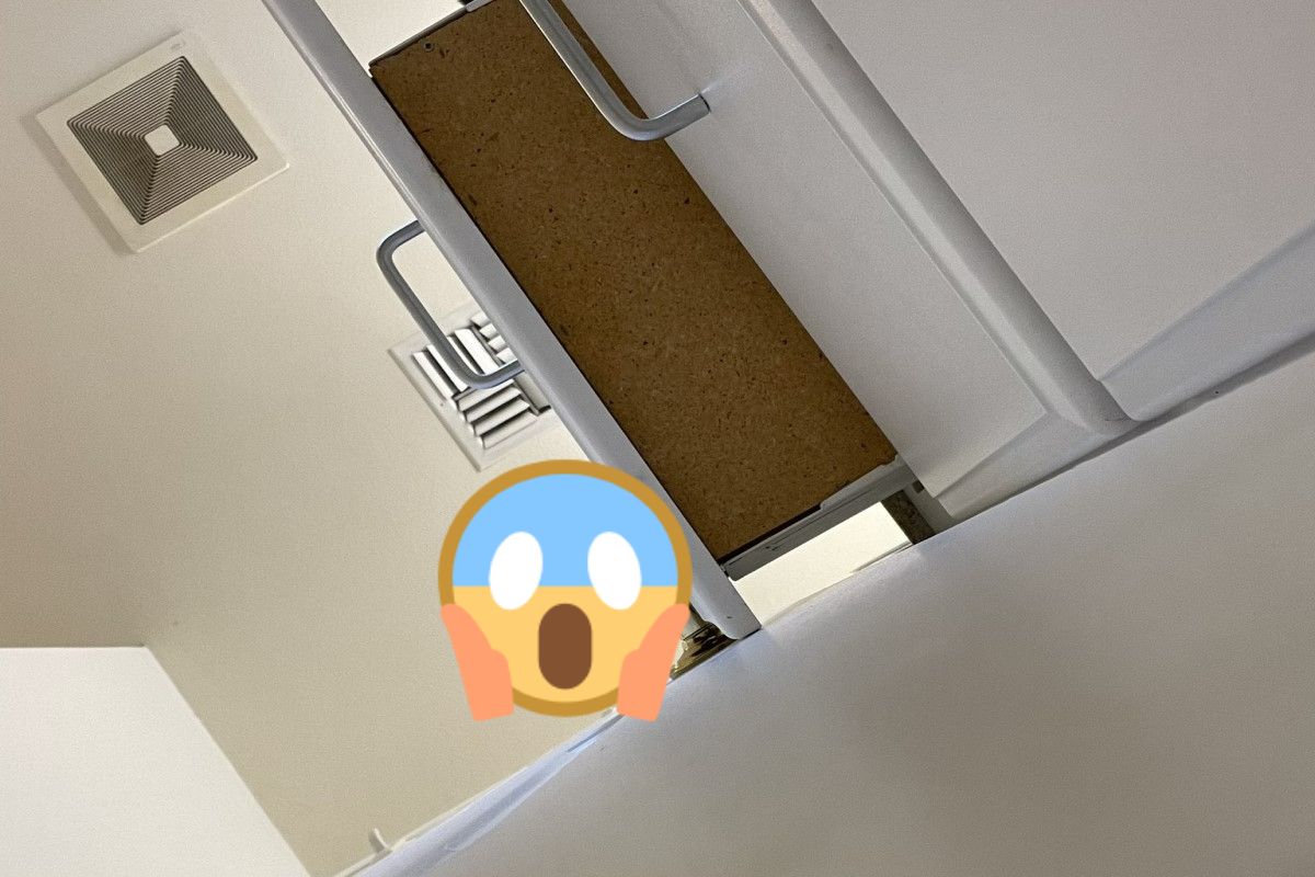 ▲國外一名飼主發現浴室裡沒人門卻遭反鎖，用手機塞門縫一看發現兇手竟是貓咪！（圖／推特帳號misplacedcomma2）