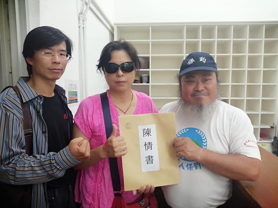 ▲2018年參選台北市議員的愛國同心會成員張秀葉（中），遭最高法院判3年5月定讞。（圖／翻攝張秀葉臉書）