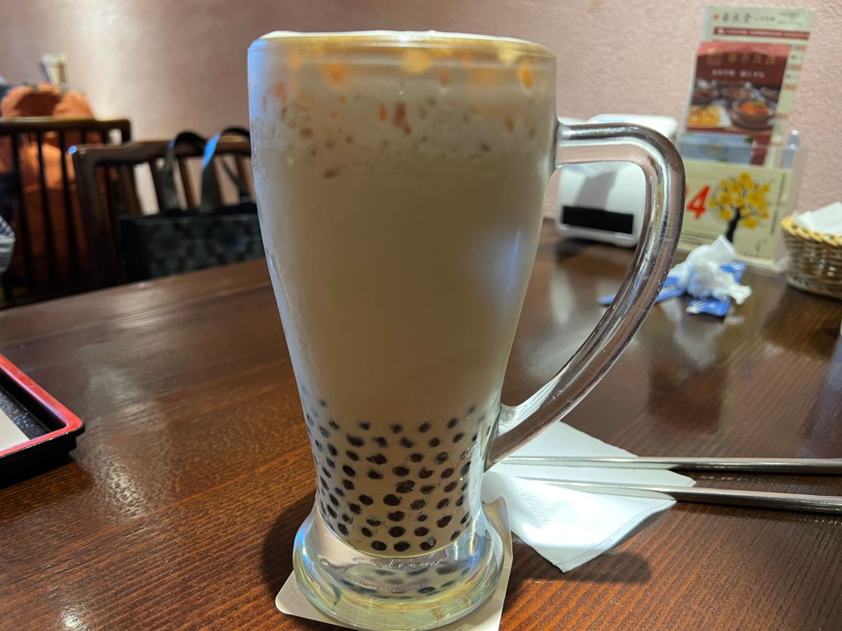 ▲每天「只喝」1杯飲料還好？當心壞習慣的「複利效應」害死你！醫師黃煜晏計算，就算每天只喝1杯飲料就咖非，1年就可能增加9.14公斤到23.7公斤。（圖／張勵德攝）