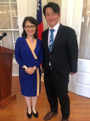 陳柏惟同框蕭美琴有「爆」點 網友:扣子覺得難受 ▲陳柏惟秀出和蕭美琴在駐美辦事處的合照,卻因一顆扣子讓留言歪了樓,還有網友說「這髮型是賴清德吧?」(圖/陳柏惟臉書,2022.07.25)