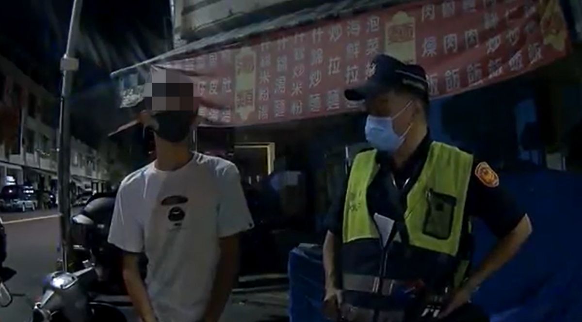 ▲馬姓男子騎車遇紅燈越線停車遭攔查，警查出他通緝身分後，還天真的回警明天自己去報到。（圖／記者郭凱杰翻攝）