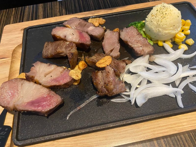 花1500元吃日本A5和牛！「餐點上桌」眾傻眼：根本鹹豬肉
