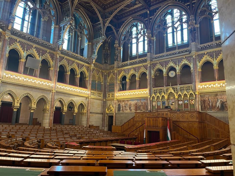 ▲林靜儀秀出匈牙利國會議場照片，全場無一肖像，主張台灣民主應去除政治偶像圖騰。（圖／林靜儀臉書，2022.07.25）