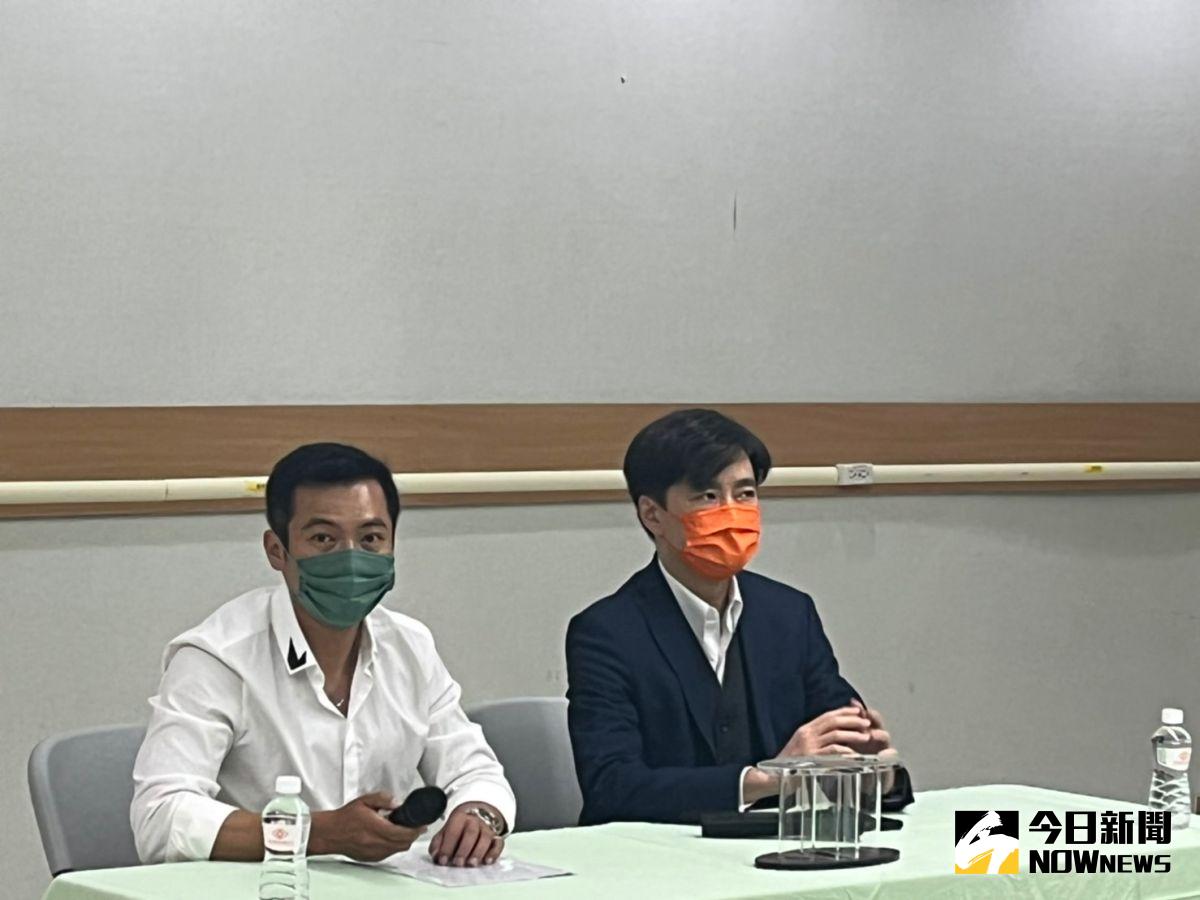 ▲林志穎車禍第4天，弟弟林志鑫（右）說明最新病況，左為林志穎經紀人。（圖／記者侯家瑜攝）