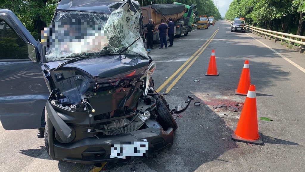 ▲屏東沿山公路今（25）日上午發生一起死亡車禍，一輛廂型車剛從枋寮殯儀館離開，就與砂石車對撞，廂型車駕駛與同車妻子，重傷送醫後雙雙宣告不治。（圖／翻攝畫面）