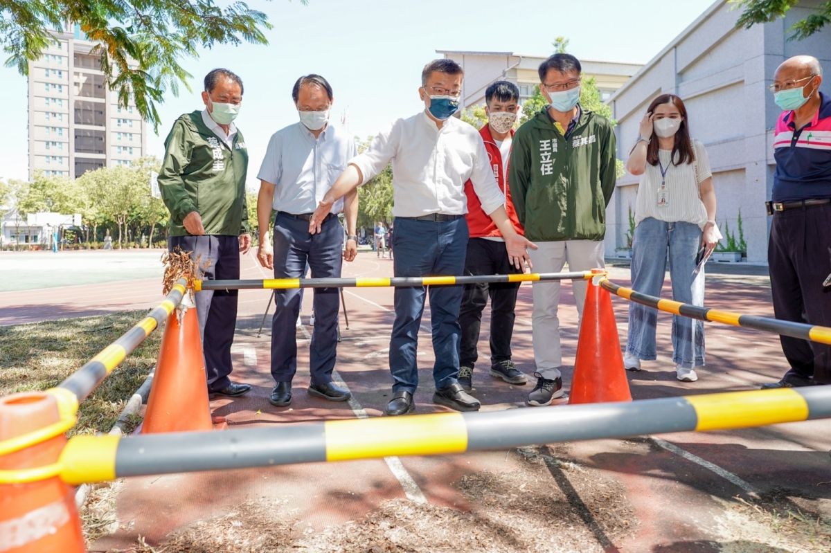 ▲立法院副院長蔡其昌與市議員王立任、蔡成圭陪同，邀集教育部等相關單位會勘東勢國小，爭取教育部挹注經費整建跑道及籃球場地。(圖／蔡其昌服務處提供2022.7.25)