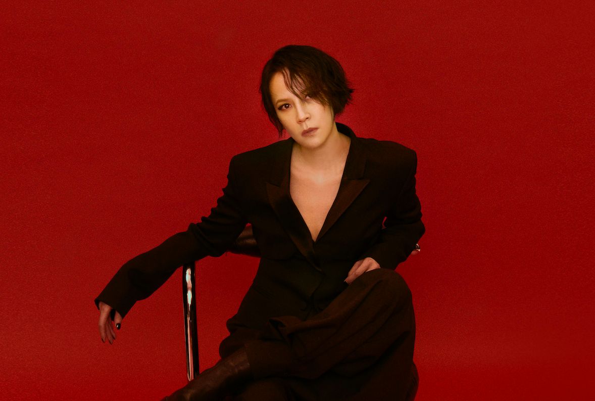 ▲楊乃文開大V曬美胸。（圖／亞神音樂提供）