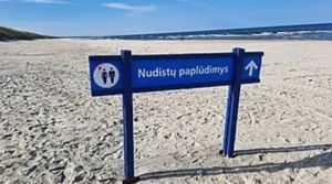 ▲法國里昂郊外的「拉馬馬」（La Mama）海灘，允許民眾在沙灘上裸體行動，也成為當地天體愛好者休假的最佳去處。（圖／翻攝維基百科）