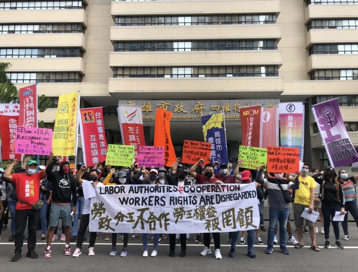 ▲勞動部宣布取消強制雇主購買醫療險。圖為近日挺移工民間團體於高雄市政府前抗議。（圖／TIWA台灣國際勞工協會提供）