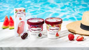 7-11哈根達斯「買10送10」!全家1招再送100元:連吃14天 ▲Häagen-Dazs夏日果香系列,全新「西瓜草莓」、「櫻桃黑莓」口味冰淇淋與雪糕。(圖/Häagen-Dazs哈根達斯提供)