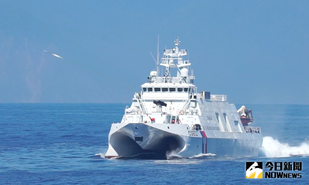 ▲海巡署成功巡防艦發射鎮海火箭彈。（圖／記者呂炯昌攝，2022.07.26）