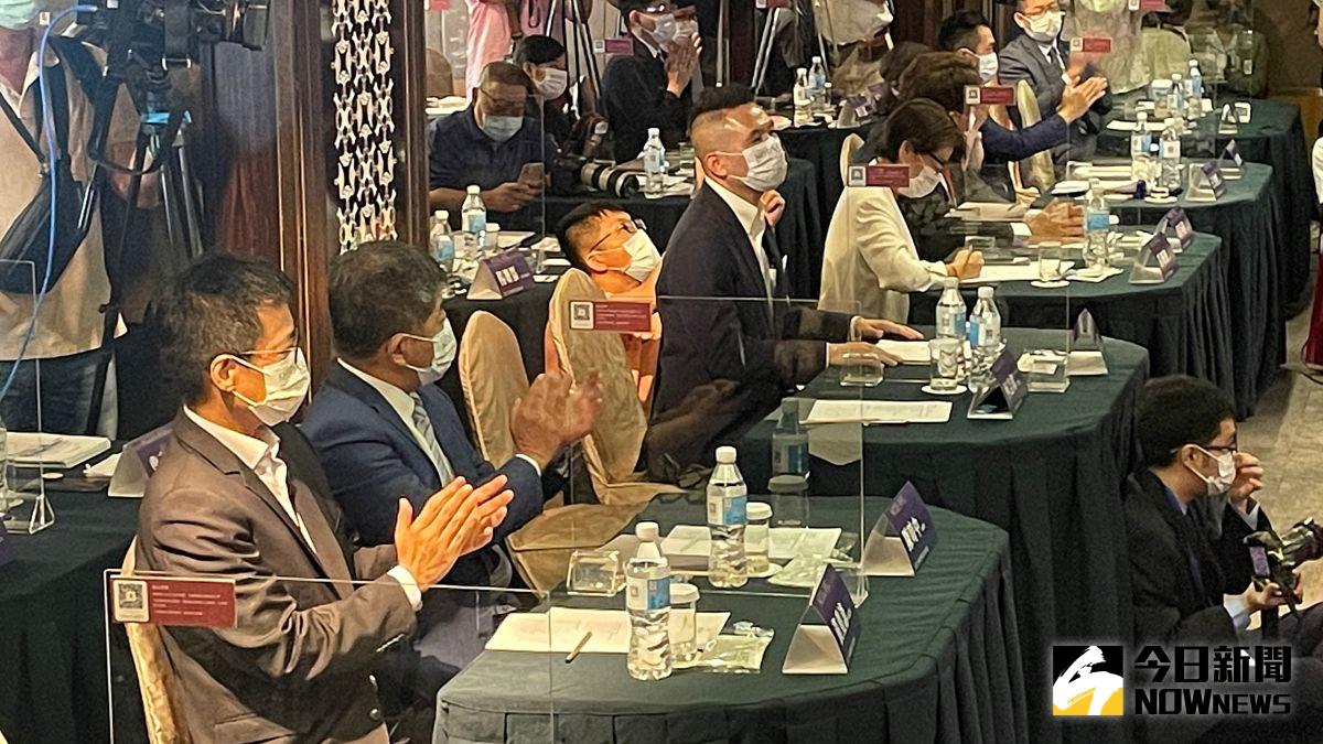 ▲民進黨台北市長參選人陳時中（左二）與台北市副市長黃珊珊（右側白衣者）首次於公開活動中同場出席，不過兩人並無明顯交集。（圖／記者丁上程攝，2022.07.26）