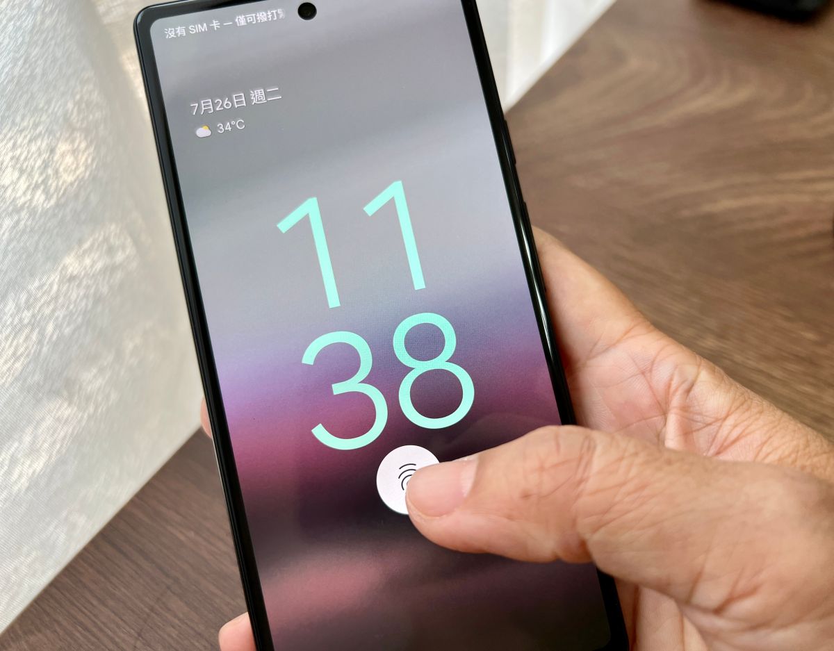 ▲Pixel 6a有國外媒體發現有安全漏洞，可以透過沒有註冊的指紋解鎖手機，《NOWnews》記者實際測試並沒上述的狀況，沒有註冊的指紋依舊無法解鎖手機。（圖／記者周淑萍攝）