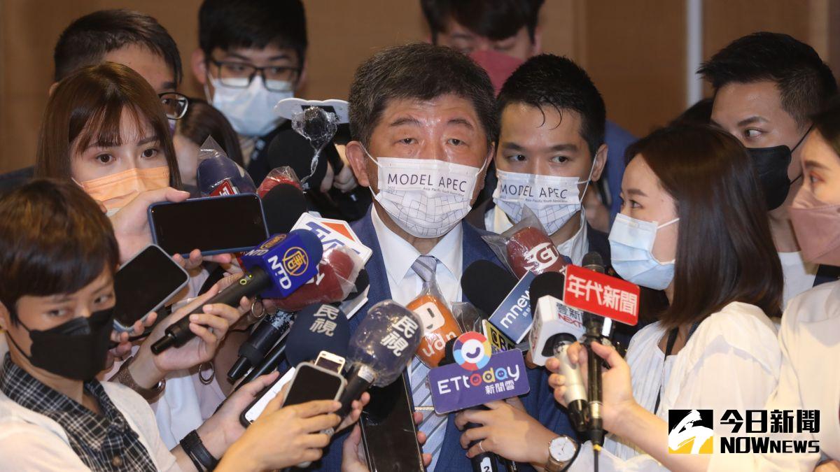 ▲針對國民黨台北市長參選人蔣萬安，團隊成員年齡總合高達675歲，民進黨台北市長參選人則表示「年輕人找老的，像我這種老的就找年輕人。」（圖／記者丁上程攝，2022.07.26）