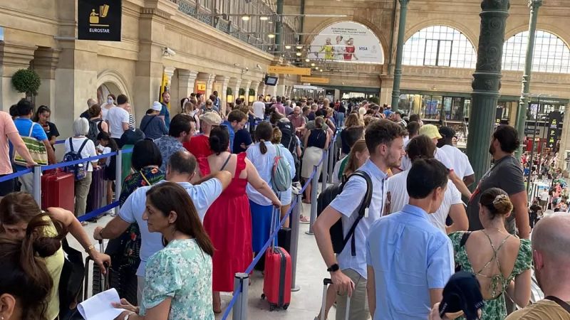 ▲歐洲之星列車取消，導致旅客困在巴黎北站。（圖／翻攝自推特Thomas Reilly）