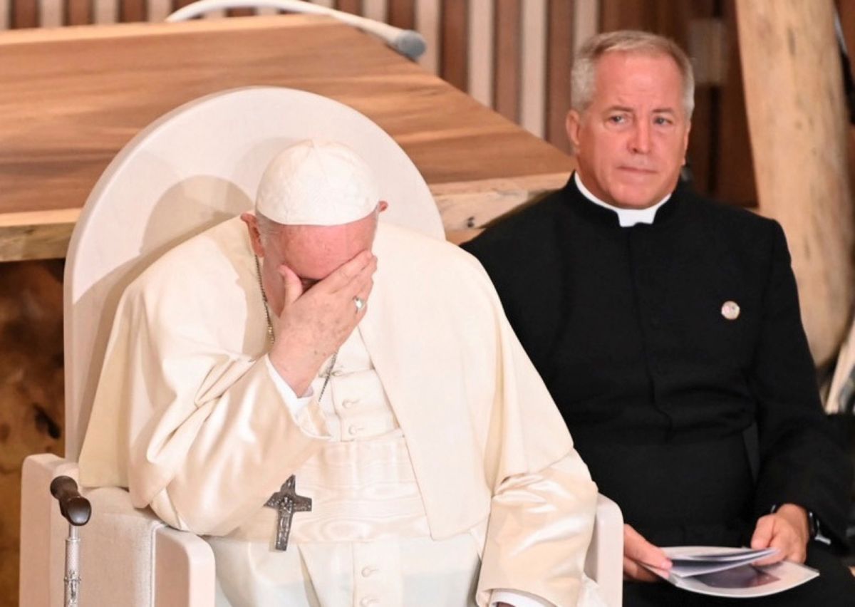 ▲羅馬天主教教宗方濟各28日在加拿大遭原住民女子短暫抗議。（圖／美聯社／達志影像）