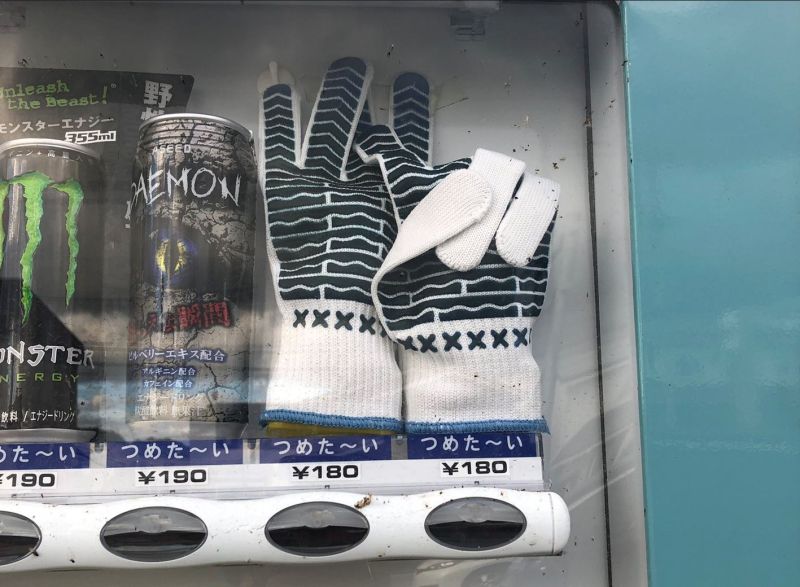 ▲日本飲料販賣機中，可以選擇冰涼的手套。（圖／取自《@c_a_takurofuse》推特）